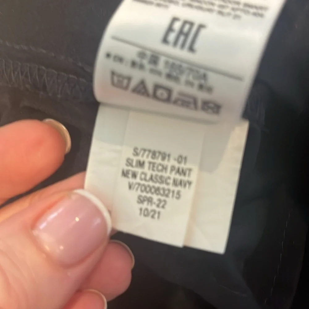 GAP men’s navy blue slacks / pants. Slim tech. Size 28 x 28
